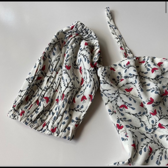 BEBE Off Shoulder Floral peplum style crop top - Picture 2 of 7